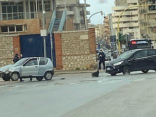 erice-incidente-nei-pressi-dello-stadio-auto-finisce-sul-marciapiede
