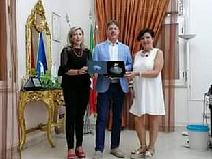 le-imprenditrici-siciliane-giusy-gambini-e-carmen-bonfante-regalano-al-sindaco-castiglione-una-bottiglia-del-pluripremiato-olio-embrace