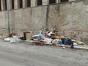rione-cappuccinelli-scerbatura-in-corso-i-vigili-urbani-sanzionano-un-uomo
