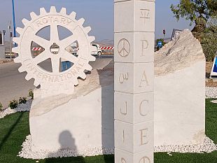 una-stele-per-la-pace-il-rotary-di-castelvetrano-promuove-un-simbolo-di-fratellanza-e-dialogo