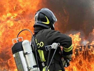 auto-in-fiamme-nella-galleria-segesta