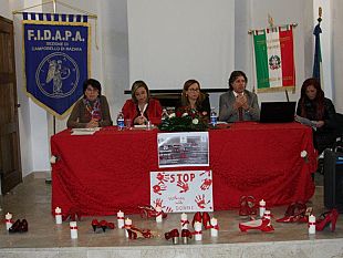scarpette-rosse-e-candele-accese-per-dire-no-alla-violenza-sulle-donne