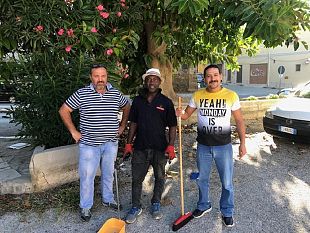 un-nigeriano-e-4-castelvetranesi-insieme-per-ripulire-piazza-san-giuseppe