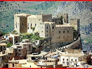 gli-abiti-della-perla-imperiale-in-mostra-a-caccamo-i-figuranti-al-presepe-vivente-delle-catacombe-dei-cappuccini