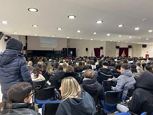 sensibilizzazione-allosservanza-del-codice-della-strada-la-prefettura-incontra-gli-studenti-del-fferrara-di-mazara