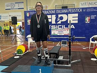 coppa-italia-di-panca-piana-trionfo-per-la-mazarese-manuela-lombardo-primo-posto-nella-categoria-47-kg