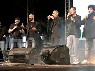 bagno-di-folla-per-il-concerto-dei-neri-per-caso-allopen-wine-days-delle-cantine-europa