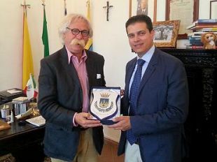 visita-dell-ambasciatore-sanchez-campos-al-palazzo-di-citta