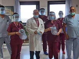 un-castelvetranese-che-vive-in-danimarca-dona-dieci-visiere-al-reparto-di-oncologia-dellospedale