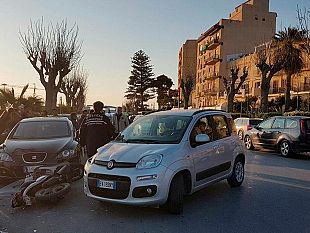 video-mazara-incidente-sul-lungomare-auto-fa-inversione-ed-investe-scooter-ferite-due-persone
