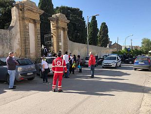 video-tensione-e-forze-dellordine-per-laccesso-al-cimitero-comunale