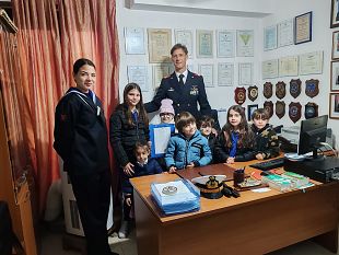 marettimo-la-guardia-costiera-incontra-gli-alunni-delle-scuole-nel-giorno-della-cura-della-persona-e-del-pianeta