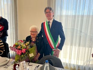 il-sindaco-giuseppe-castiglione-festeggia-i-100-anni-di-nonna-antonina