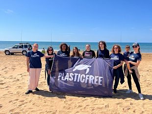 plastic-free-e-rotaract-insieme-per-ripulire-la-spiaggia-dellacropoli-a-marinella