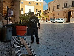 video-ancora-presente-la-panchina-patchwork-di-piazza-della-repubblica