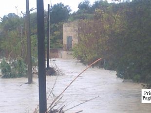 video-mazara-evacuata-una-famiglia-la-cui-casa-invasa-dalle-acque-del-fiume-mazaro