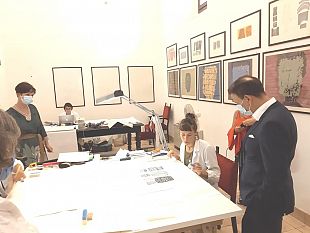 mazara-il-sindaco-quinci-visita-il-laboratorio-di-restauro-delle-opere-grafiche-di-consagra