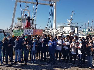 video-mazara-le-sirene-dei-pescherecci-e-appello-per-la-liberazione-dei-pescatori-detenuti-a-bengasi
