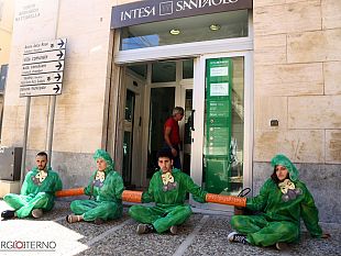 castellammare-manifestazione-contro-il-cambiamento-climatico-attivisti-occupano-lingresso-della-banca