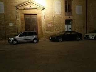 il-sistema-delle-piazze-diventa-un-parcheggio-per-le-auto