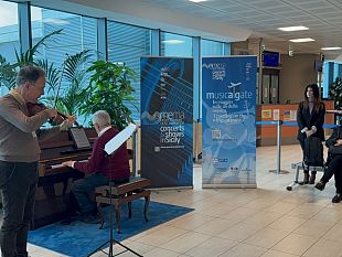 mema-lancia-musicalgate-la-musica-approda-allaeroporto-di-trapani
