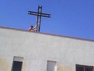 castelvetrano-il-sindaco-plaude-l-iniziativa-di-alcuni-imprenditori-e-fedeli-di-collocare-una-croce-in-ferro-sull-edificio-che-ospita-la-chiesa-di-triscina-di-selinunte