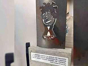 mazara-l-avis-dona-una-miniatura-del-monumento-al-donatore-al-sindaco-cristaldi