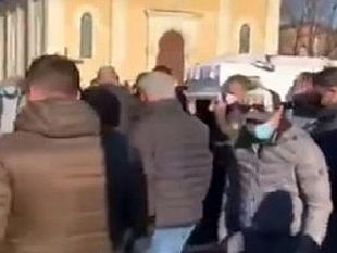 non-indossavano-la-mascherina-e-si-assembrarono-al-funerale-di-favoroso-la-polizia-multa-13-persone-compreso-un-assessore-ed-il-titolare-dellagenzia-funebre