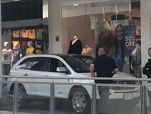 castelvetrano/follia-al-centro-commerciale-belicitta-entra-con-lauto-per-inseguire-un-uomo