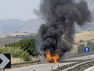 camion-in-fiamme-sulla-a29-tra-fulgatore-e-dattilo-traffico-in-tilt-e-lunghe-code