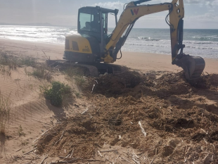 campobello-iniziati-i-lavori-di-rimozione-delle-sterpaglie-dalla-spiaggia-di-tre-fontane