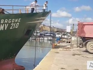 video-pescherecci-incagliati-nel-porto-canale-disagi-e-pericoli
