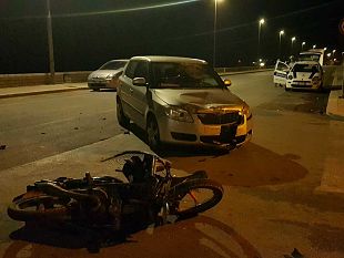 mazara-grave-incidente-sul-lungomare-san-vito-coppia-di-ragazzi-in-scooter-finisce-contro-auto