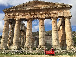 giornata-contro-la-violenza-sulle-donne-anche-il-parco-archeologico-di-segesta-aderisce-alla-campagna-di-sensibilizzazione