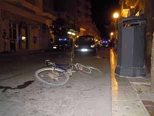 marsala-giovane-africano-in-bici-si-schianta-contro-auto
