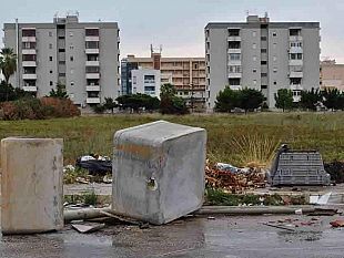 trapani-i-furbetti-del-furgoncino-tornano-a-colpire-amianto-in-strada-in-via-la-grutta