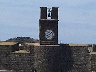 pantelleria-lorologio-della-torre-del-castello-torna-in-funzione-e-riempie-di-gioia-i-cuori-dei-cittadini