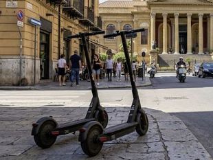 monopattini-elettrici-scatta-lobbligo-di-targa-e-assicurazione-dal-16-maggio-2026