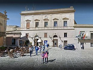 erice-mozione-di-cinque-consiglieri-per-togliere-lalbero-dalla-piazza