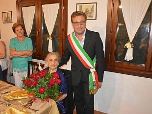 castelvetrano-il-sindaco-festeggia-i-cento-anni-di-saveria-tilotta