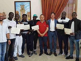 torretta-granitola-sindaco-e-assessore-consegnano-attestati-di-merito-a-giovani-extracomunitari