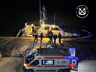 peschereccio-sperona-un-barchino-allingresso-del-porto-di-mazara-2-uomini-portati-in-salvo