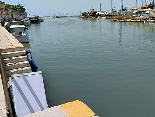 mazara-frigorifero-abbandonato-sulla-banchina-del-porto-canale