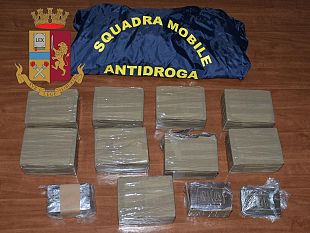 la-polizia-di-stato-arresta-un-pregiudicato-che-trasportava-100-panetti-di-hashish