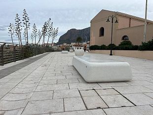 nuovi-arredi-urbani-a-terrasini-maniaci-rendiamo-il-nostro-borgo-sempre-piu-accogliente