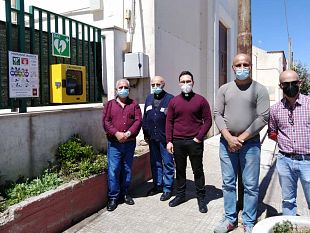 napola-installato-un-defibrillatore-accanto-la-parrocchia