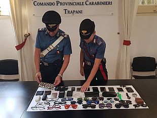 trapani-ruba-borsa-da-auto-in-sosta-e-fa-acquisti-in-tabaccheria-con-la-carta-arrestato