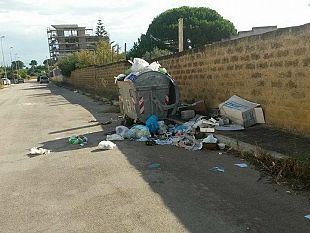 via-francesca-morvillo-soltanto-un-cassonetto-rifiuti-disagi-per-i-residenti