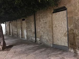 le-porte-in-compensato-che-deturpano-palazzo-pignatelli
