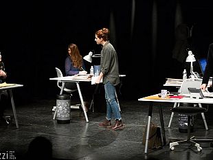 la-redazione-di-un-tg-raccontata-allinterno-di-uno-spettacolo-domani-al-teatro-selinus